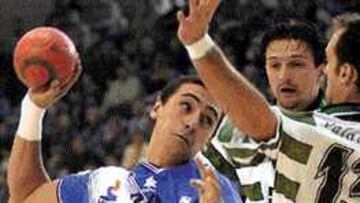 A PELEAR. El pivote Juancho Pérez es de los que no vuelven la cara.