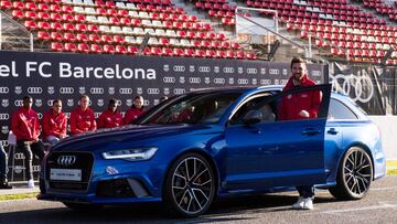 Lionel Messi posando con su nuevo vehículo.