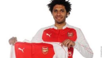 El futbolista egipcio Mohamed Elneny posa con la camiseta del Arsenal.