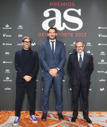 Jorge Garbajosa, presidente de FIBA Europa, posa en el photocall de los Premios AS del Deporte 2023 con Vicente Jiménez, director de Diarios As y Juan Cantón, director gerente de Diario AS.