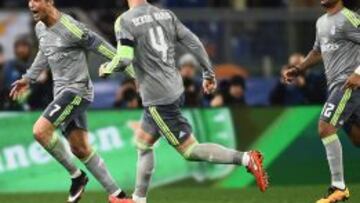 Cristiano, Ramos y Marcelo corren hacia el banquillo para abrazarse con Zidane tras el gol del portugués en Roma.