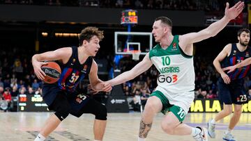 BARCELONA, 02/03/2023.- El base lituano del FC Barcelona, Rokas Jokubaitis (i), bota el balón ante la defensa de Rolands Smits (d), ala-pívot letón del Zalgiris, durante el encuentro de Euroliga entre el FC Barcelona y el Zalgiris Kaunas, este jueves en el Palau Blaugrana, en Barcelona. EFE/ Alejandro García
