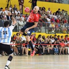 Los Hispanos superan a Argentina en la tarde antes de los descartes
