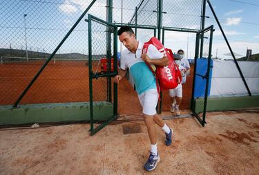 El tenista Roberto Bautista abandona la pista debido a la granizada que comenzó a caer durante la disputa del 'Region of Valencia Tennis Challenge', primer torneo entre profesionales celebrado en España desde el decreto de estado de alarma por la pandemia del coronavirus.
