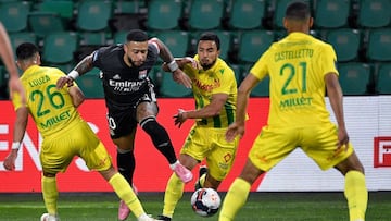 Lyon's Dutch forward Memphis Depay (L) fights for the ball with Nantes' French midfielder Imran Louza (L) during the French L1 football match between FC Nantes and Olympique Lyonnais at the La Beaujoire Stadium in Nantes, western France, on Apri