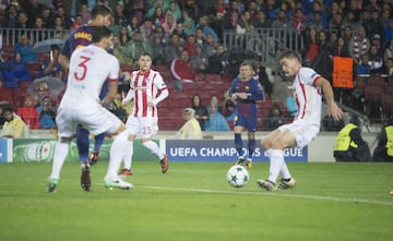 1-0. Dimitris Nikolaou marcó el primer gol del Barcelona en propia puerta.