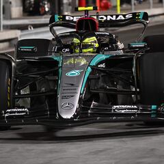 Mercedes golpea primero