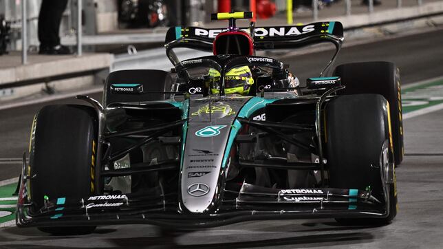 Mercedes golpea primero