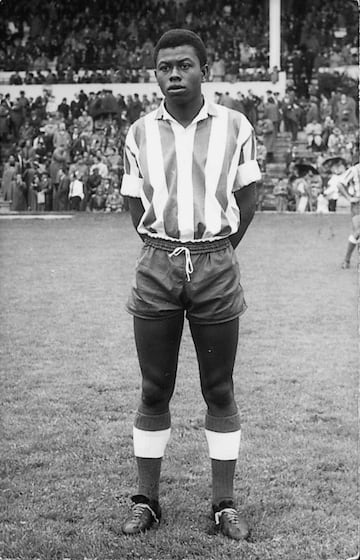 Miguel Jones Castillo (27-10-1938) naci en Santa Isabel (Guinea Ecuatorial) y lleg al Atltico de Madrid en la temporada 1959-60 a peticin de Fernando Daudick procedente del Indautxu y permaneci ocho temporadas vistiendo la rojiblanca (1959-1967).