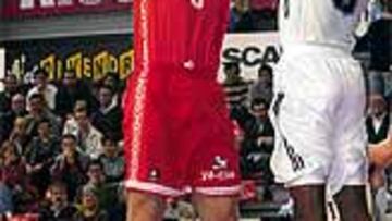 <b>DECISIÓN.</b> Laviña prodigó las entradas, como ésta ante Alston.