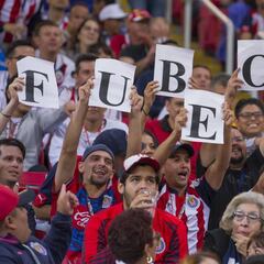 Afición de Chivas reclama #FueraBoy en redes