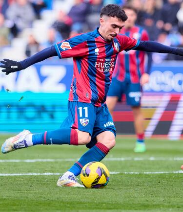 Aunque su gol no sirvió para sumar puntos, Joaquín se cuela en el once de la jornada tras un gran tanto. El delantero peleó para recoger un rechace y entre una maraña de jugadores golpeó un balón que acabó colándose pegadita al palo. Lleva cinco goles (seis contando el de Copa).