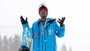 Snoop Dogg con su tabla de snowboard Burton Snowboards x Looney Tunes