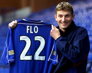 Tore Andre Flo posando con la camiseta del Glasgow Rangers en dia de su presentación.