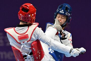 La coreana Lee Da-bin (rojo) conecta una patada en plena cara de la china Zhou Zeqi durante la final de taekwondo femenino de +67 kg en los Juegos Asiáticos de Hangzhou, en la provincia china de Zhejiang. La imagen resulta cómica con los dedos de los pies de la coreana en la nariz de su rival, aunque seguro que a ella no le hizo ninguna gracia.