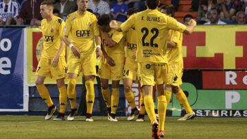 GRA496. PONFERRADA, 04/06/2016.- Los jugadores del Girona celebran su clasificaci&oacute;n para la fase de ascenso a primera divisi&oacute;n, a la finalizaci&oacute;n de la &uacute;ltima jornada de segunda divisi&oacute;n, que han disputado esta noche frente a la Ponferradina en el estadio El Toral&iacute;n de Ponferrada. EFE / Ana Maria Fern&aacute;ndez.