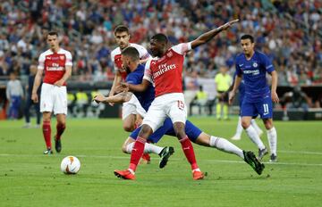 El ¨¢rbitro Gianluca Rocchi pit¨® penalti de Ainsley Maitland-Niles a Olivier Giroud.