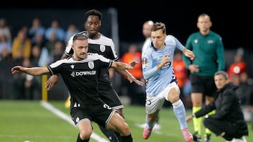 Bryan Zaragoza se escapa de un rival durante el partido contra el PAOK en Europa League.