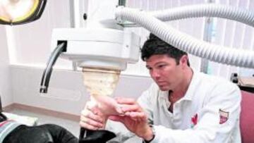 <b>GURÚ. </b>Anthony Galea, en su clínica de Toronto (Canadá).