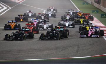 Racing Point le regaló a 'Checo' el volante y trofeo con el que ganó en Sakhir