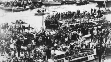 1983-1984 83/84 ATHLETIC DE BILBAO CAMPEON DE LIGA CELEBRACIONES CON LA GABARRA POR EL RIO
SEGUIDORES