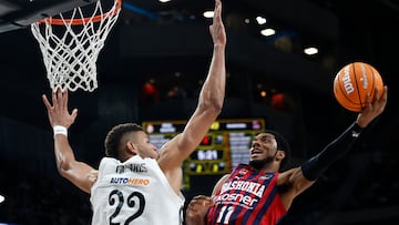 Trent Forrest, base del Baskonia, encara la defensa de Edy Tavares, pívot del Real Madrid.