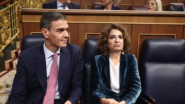 El presidente del Gobierno, Pedro Sánchez, y la vicepresidenta primera y ministra de Hacienda, María Jesús Montero, durante una sesión de control al Gobierno, en el Congreso de los Diputados, a 19 de noviembre de 2025, en Madrid (España). El Gobierno se enfrenta a una nueva sesión de control en la cámara baja marcada una vez más por los casos de corrupción que envuelven a varios excargos del PSOE. Además el Ejecutivo se enfrentará a las preguntas de la oposición sobre las medidas que va a adoptar para paliar la subida de los huevo debido a la gripe aviar o sobre las medidas adoptadas para abordar las necesidades del Sistema Nacional de Salud. Tras la sesión de control el Pleno debatirá y votará la el Real Decreto-Ley por el que se establecen medidas para mejorar la calidad de vida de las personas con Esclerosis Lateral Amiotrófica (ELA) y otras enfermedades de alta complejidad.
19 NOVIEMBRE 2025
Eduardo Parra / Europa Press
19/11/2025