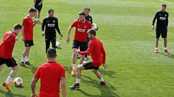 Simeone observando al grupo desde la distancia.