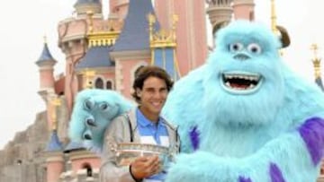 El español Rafael Nadal en Disneyland tras ganar Roland Garros.