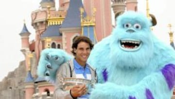 El espa&ntilde;ol Rafael Nadal en Disneyland tras ganar Roland Garros. 