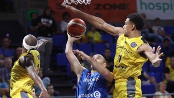 GRAF3376. SANTA CRUZ DE TENERIFE, 23/10/2018.- El alero del Iberostar Tenerife, Sebas S&aacute;iz (c), y el escolta serbio del Friburgo, Du&scaron;an Mladan (d), durante el partido de la tercera jornada de la Liga de Campeones que disputan hoy en Tenerife. EFE/Crist&oacute;bal Garc&iacute;a