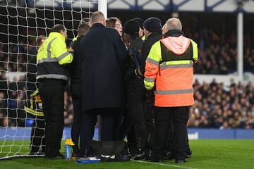 Ocurrió en el minuto 50 del Everton-Newcaslte. Un espectador, con una camiseta en la que se leía 'Just stop oil' se ha atado con una brida al poste. El partido estuvo parado durante siete minutos hasta que la seguridad del estadio del Everton consiguió romper la brida.