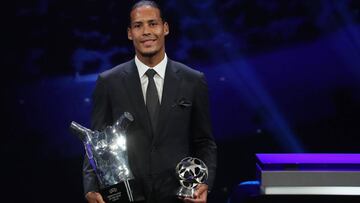 Virgil van Dijk posa con el premio que le dio la UEFA como mejor jugador