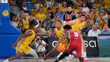 El base estadounidense del Casademont Zaragoza Justin Wright Foreman (d) durante el partido de Liga Endesa de baloncesto ante el Casademont Zaragoza, que se disputa este sábado en el Gran Canaria Arena.