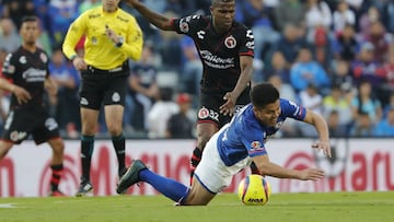 Gato Silva jugando frente al Tijuana.