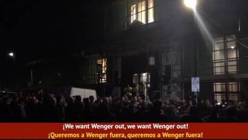 Fans del Arsenal explotan y piden la marcha de Arsene Wenger