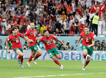 Los jugadores de Marruecos celebran el pase a cuartos de final del Mundial por primera vez en su historia.