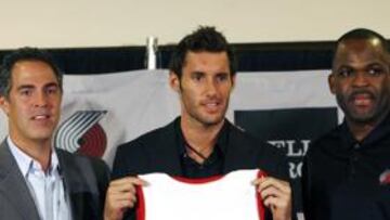 <b>IMPRESIONADO.</b> El escolta español Rudy Fernández se mostró impresionado con su recibimiento en el aeropuerto de su nueva ciudad, Portland, donde fue agasajado por más de un centenar de aficionados.