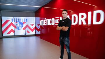 Reguilón posa como nuevo jugador del Atlético de Madrid.