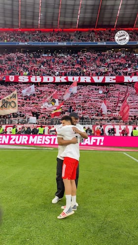 Felicidad que se resumen en un abrazo con Kompany tras salir campeones en Alemania.