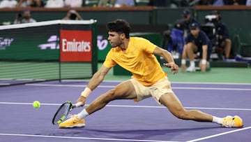 Carlos Alcaraz hace una volea contra Arthur Rinderknech en Indian Wells.