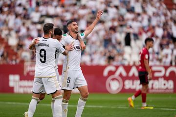 El Albacete llegaba ya salvado al encuentro de este fin de semana. Era un buen día para estrenar cuentas goleadoras, como hizo Ros. El defensa remató de cabeza un balón en un córner y acabó dentro para inaugurar el marcador. Su golpeo fue de espaldas e inapelable.