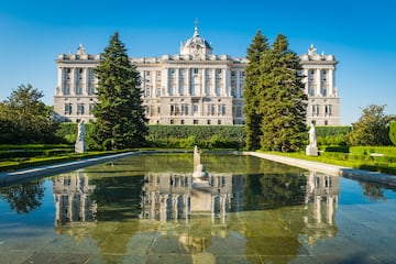 Jardines de tipo clasicista creados en la dcada de 1930 en el lugar que ocupaban las caballerizas construidas por Sabatini para el Palacio Real, de ah el nombre. Situados frente a la fachada norte del Palacio Real y promovidos durante la Segunda Repblica, los jardines se terminaron de construir tras la Guerra Civil.