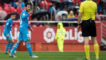 Parejo habla con el árbitro.