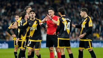 Soccer Football - LaLiga - Real Madrid v Rayo Vallecano - Santiago Bernabeu, Madrid, Spain - February 1, 2026 Rayo Vallecano players remonstrate with referee Isidro Diaz de Mera REUTERS/Ana Beltran