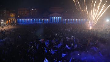 Fans of SSC Napoli celebrate with fireworks on Piazza del Plebiscito on May 4, 2023 in downtown Naples after Napoli won the Italian champions "Scudetto" title following a decisive match in Udine. - Napoli ended a 33-year wait to win Italy's Serie A on May 4 after a 1-1 draw at Udinese secured their third league title and emulated the great teams led by Diego Maradona. (Photo by Carlo Hermann / AFP)