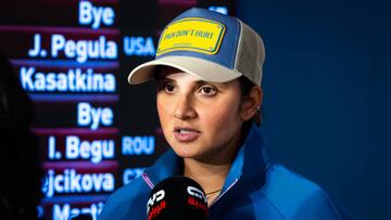 La jugadora india Sania Mirza atiende a los medios en el Torneo de Dubái el 18 de febrero de 2023.