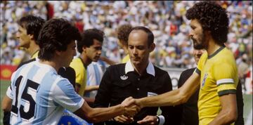 El ex árbitro mexicano fue el primero en pitar un partido de fase de eliminación directa en una Copa Mundial y es muy recordado por expulsar a Diego Armando Maradona. Fue durante el duelo entre Brasil y Argentina de España 82 correspondiente a los cuartos de final. Aquel encuentro terminó con victoria para los amazónicos por 3-1 y Diego vio la roja por una patada a Batista al minuto 85, ya cuando su equipo perdía por tres goles.
