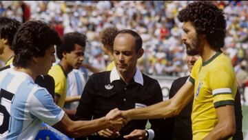 El ex árbitro mexicano fue el primero en pitar un partido de fase de eliminación directa en una Copa Mundial y es muy recordado por expulsar a Diego Armando Maradona. Fue durante el duelo entre Brasil y Argentina de España 82 correspondiente a los cuartos de final. Aquel encuentro terminó con victoria para los amazónicos por 3-1 y Diego vio la roja por una patada a Batista al minuto 85, ya cuando su equipo perdía por tres goles.