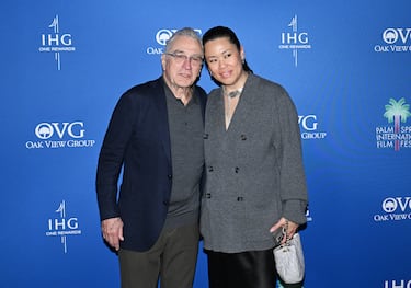 El vínculo entre Robert De Niro y Tiffany Chen se inició en 2015, cuando coincidieron en el rodaje de El becario. Tiffany, experta en artes marciales, colaboró como asesora en la producción y tuvo una pequeña aparición en la película.

Durante años, mantuvieron su relación lejos del foco mediático, pero en 2023, sorprendieron al público al anunciar el nacimiento de su primera hija juntos, Gia Virginia Chen De Niro. Tiffany, que pertenece a una familia con una sólida trayectoria en el mundo del Kung Fu, se ha convertido en un pilar fundamental para el actor, quien ya era padre de seis hijos fruto de relaciones anteriores.